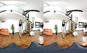 Модел мастурбира във виртуална реалност